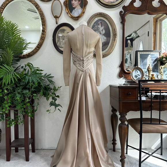 Carolina Herrera Long-Sleeve Cream Evening Gown - Picture 11 of 13